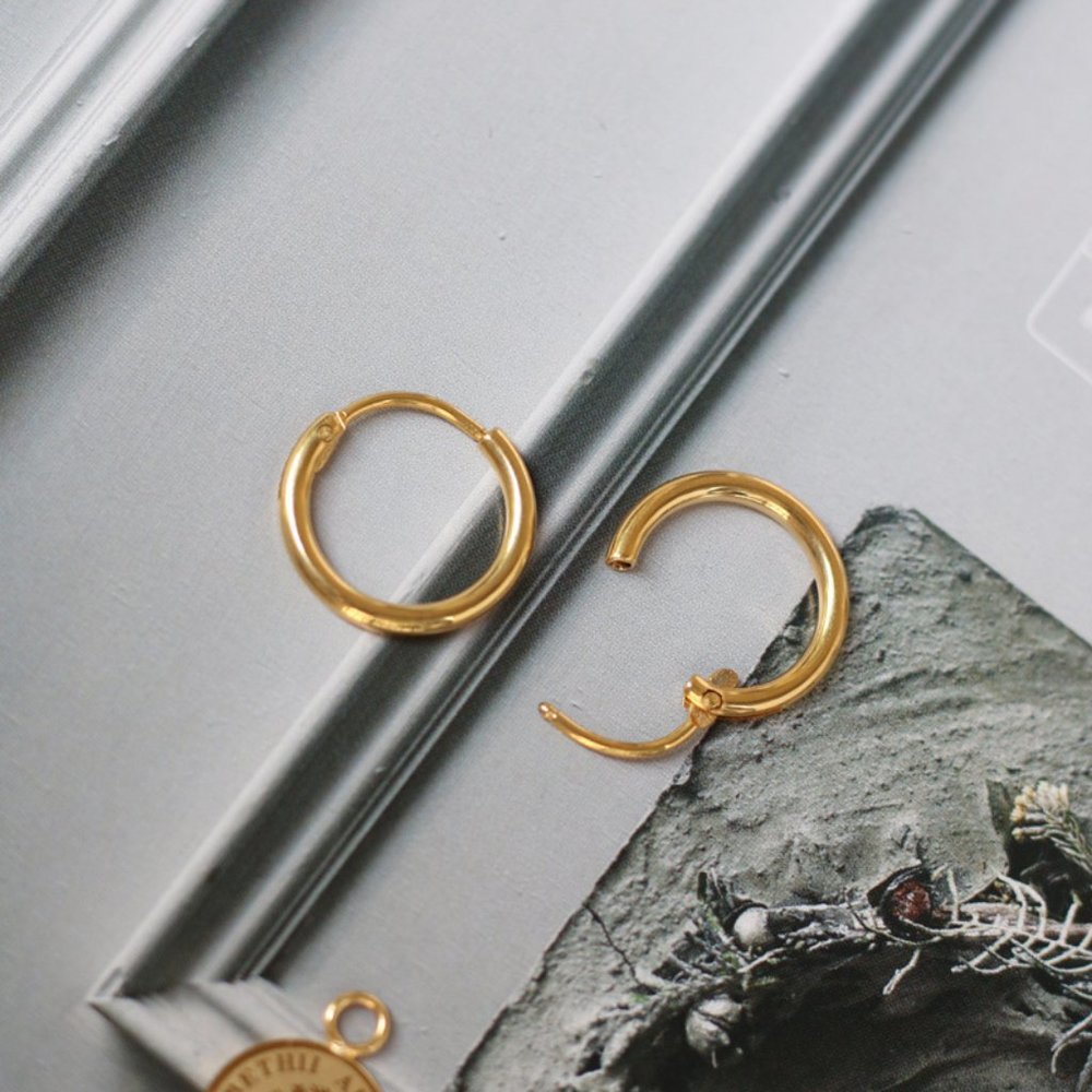 NEW 18K Gold Plated Queen Elizabeth Coin Drop Round Hoop Earrings - Picture 7 of 8